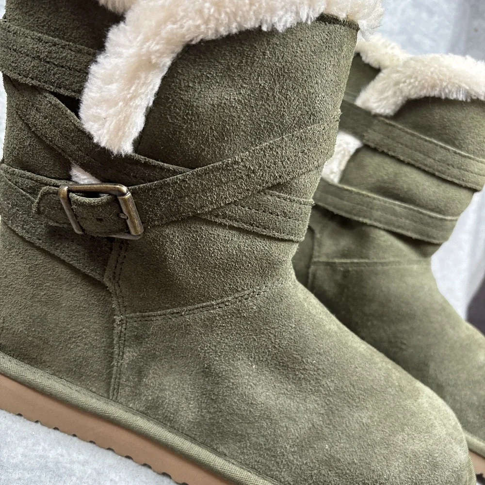 Koolaburra UGG‎ Short Boot Sz 9 Suede Olive Green Faux Fur Strap Delene Cozy EUC